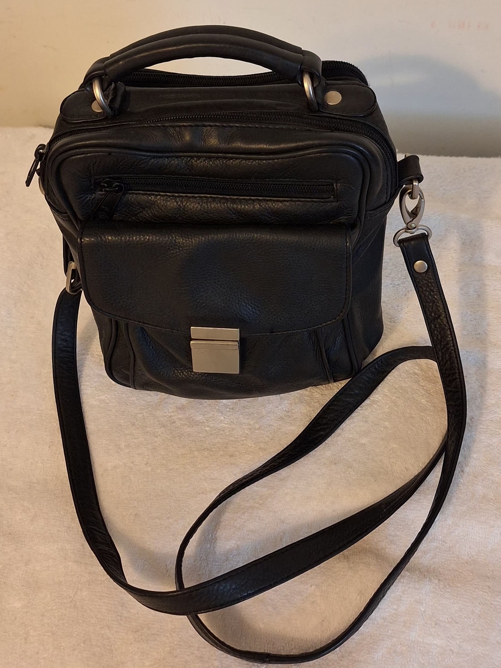 Wilsons Leather Black Leather Compact Messenger with Adjustable Strap